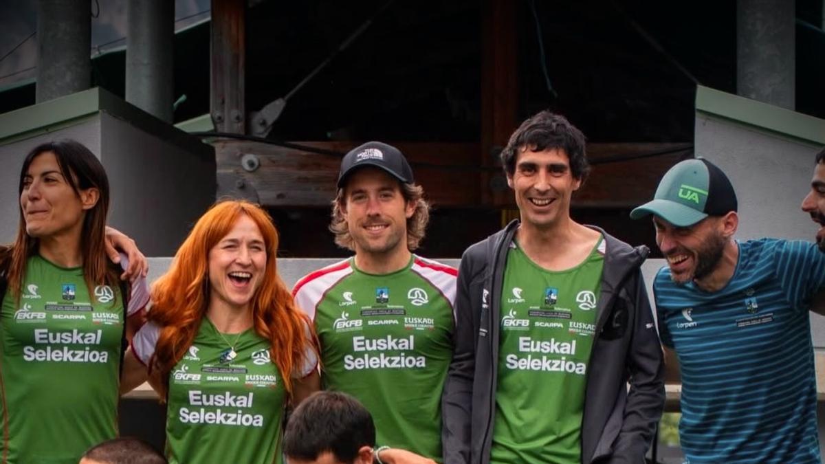 Jokin Uribetxeberria, con gorra, en el centro de la imagen, con sus compañeros de la selección vasca
