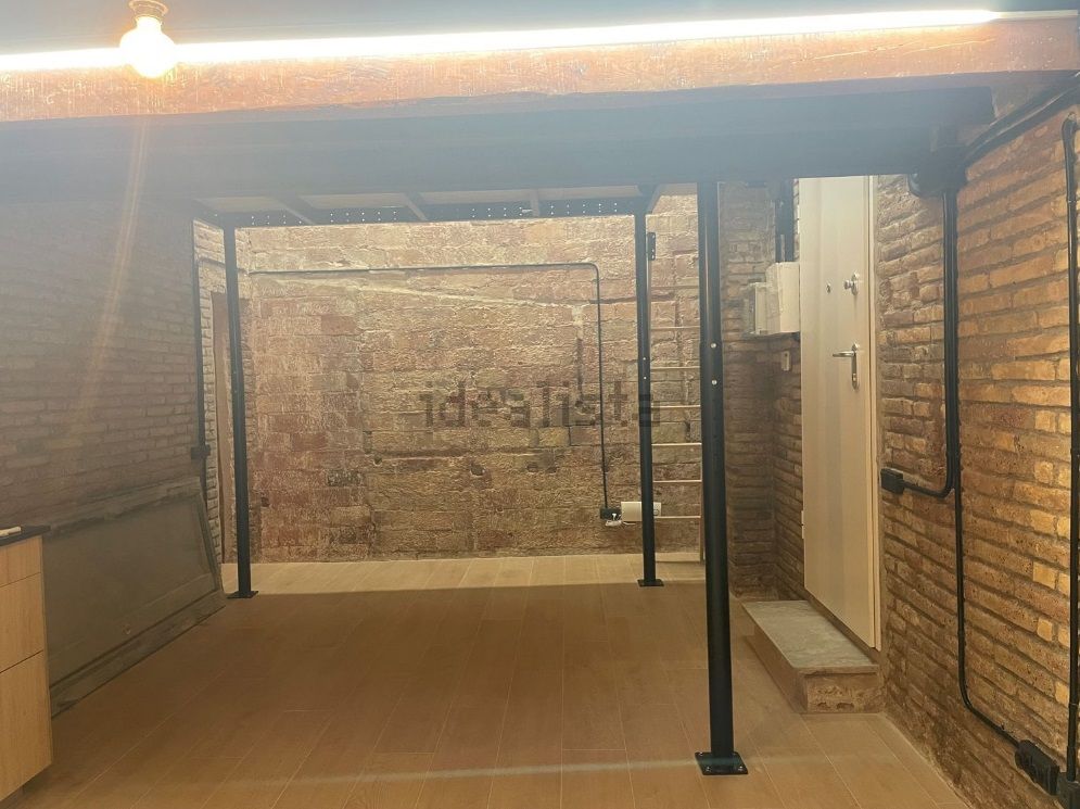 Al fondo, la escalera por la que se accede a una de las habitaciones.