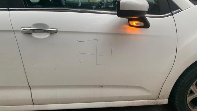 Una esvástica pintada en un coche en una imagen de archivo. / EP Una esvástica pintada en un coche en una imagen de archivo.