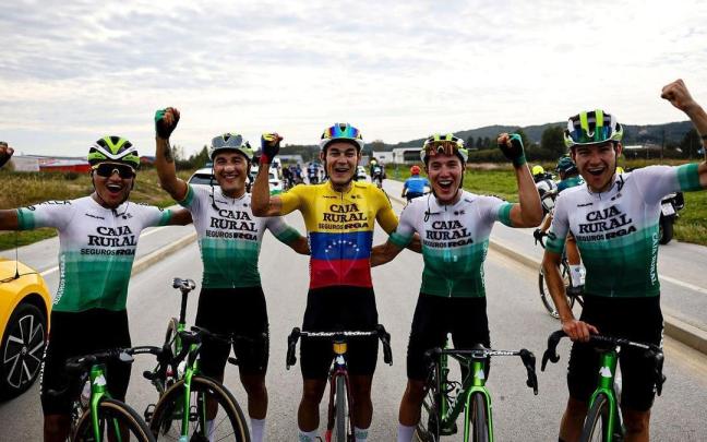 Componentes del Caja Rural festejan una victoria en la Cro Race, donde se impuso Orluis Aular.