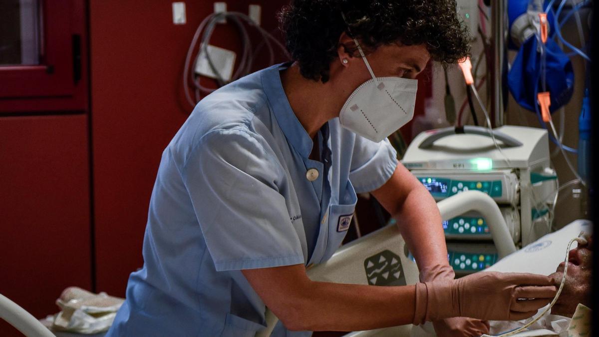 Una sanitaria atiende a un paciente grave en una Unidad de Cuidados Intensivos de un hospital de la red pública vasca.