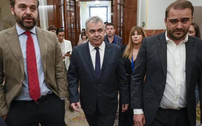 El diputado socialista Santos Cerdán (c) llega al Congreso este jueves.