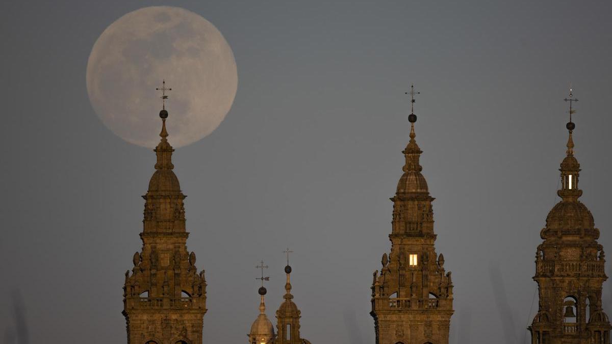 La luna llena sale este jueves sobre la catedral de Santiago.