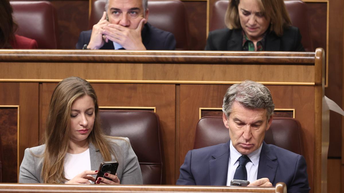 Feijóo consultando su teléfono móvil en la sesión de control del Congreso, 12 de noviembre de 2025.
