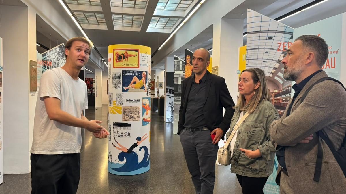 El conjunto residencial dispone de lavanderías colectivas, guarderías, baños, piscinas públicas, servicios sanitarios, farmacia, oficina de correos, biblioteca y otros equipamientos.