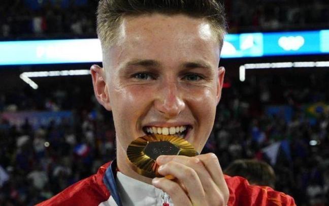 Beñat Turrientes, con la medalla de oro conseguida en los juegos olímpicos. / N.G