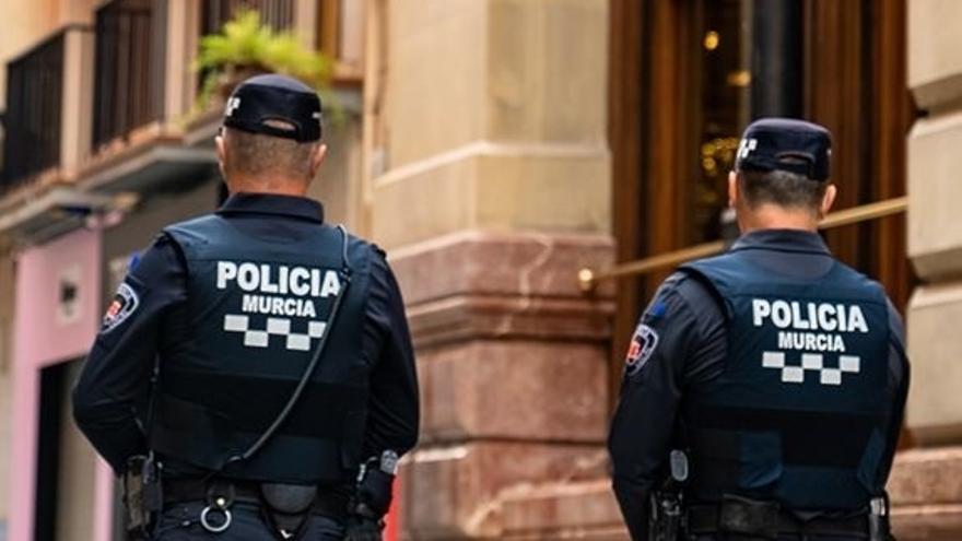 Dos agentes de la policía local de Murcia