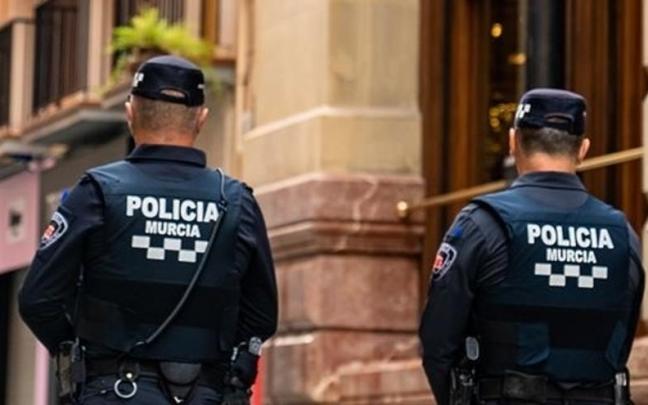 Dos agentes de la policía local de Murcia