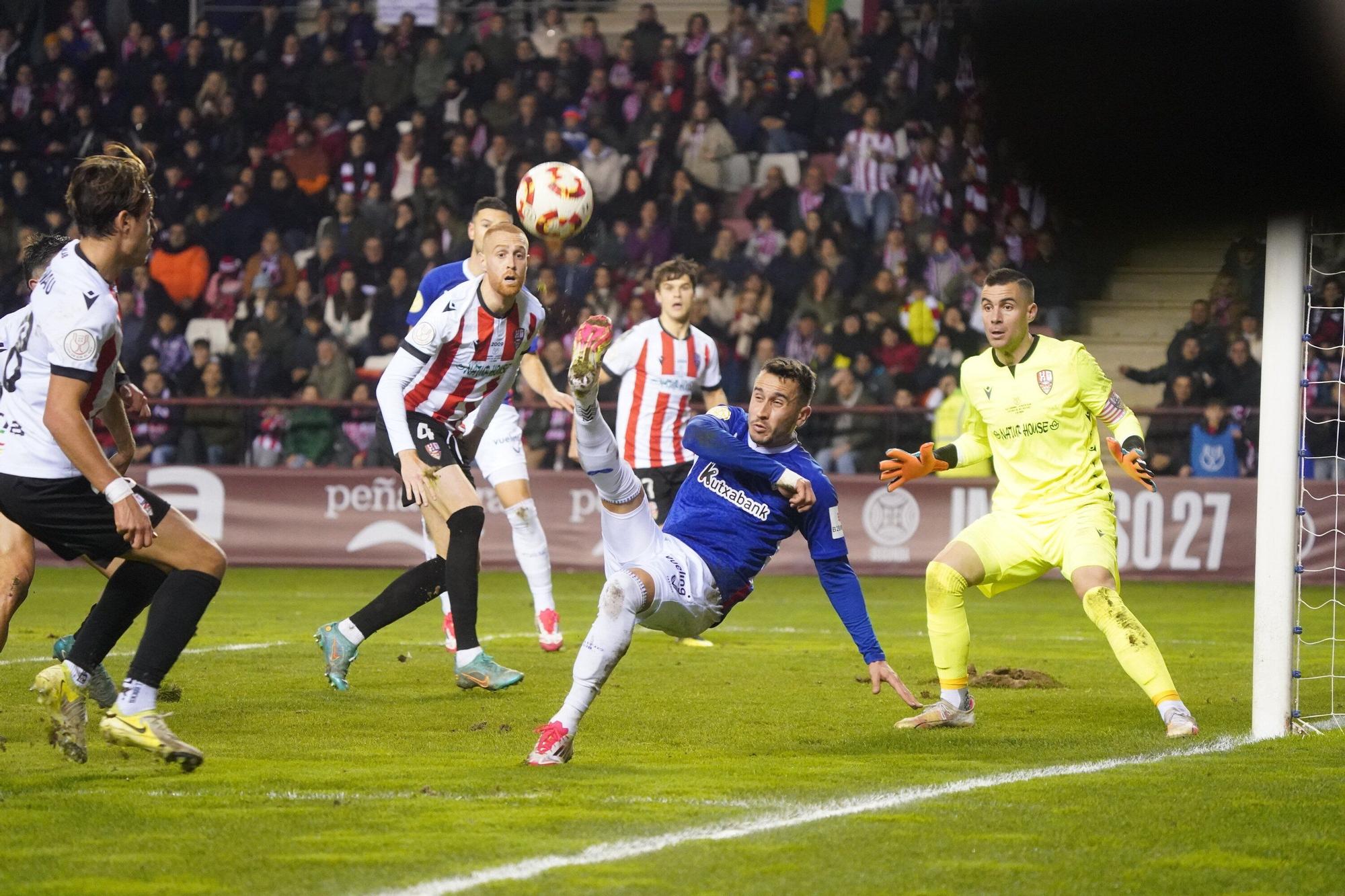 Alex Berenguer intenta el remate en el partido copero del sábado en Logroño. / BORJA GUERRERO 