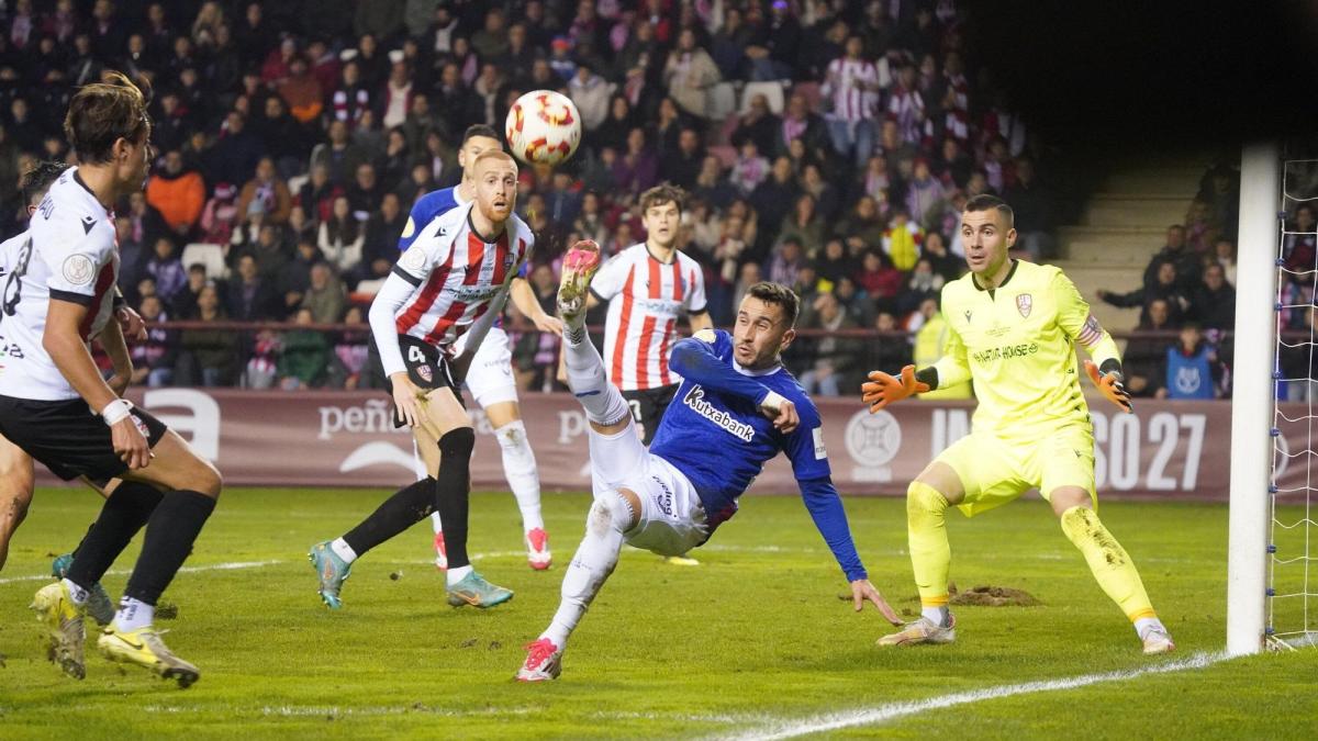 Alex Berenguer intenta el remate en el partido copero del sábado en Logroño. / BORJA GUERRERO 