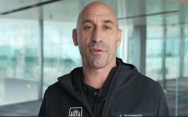 Luis Rubiales se disculpa por el beso a Jenni Hermoso: "Seguramente, me he equivocado".