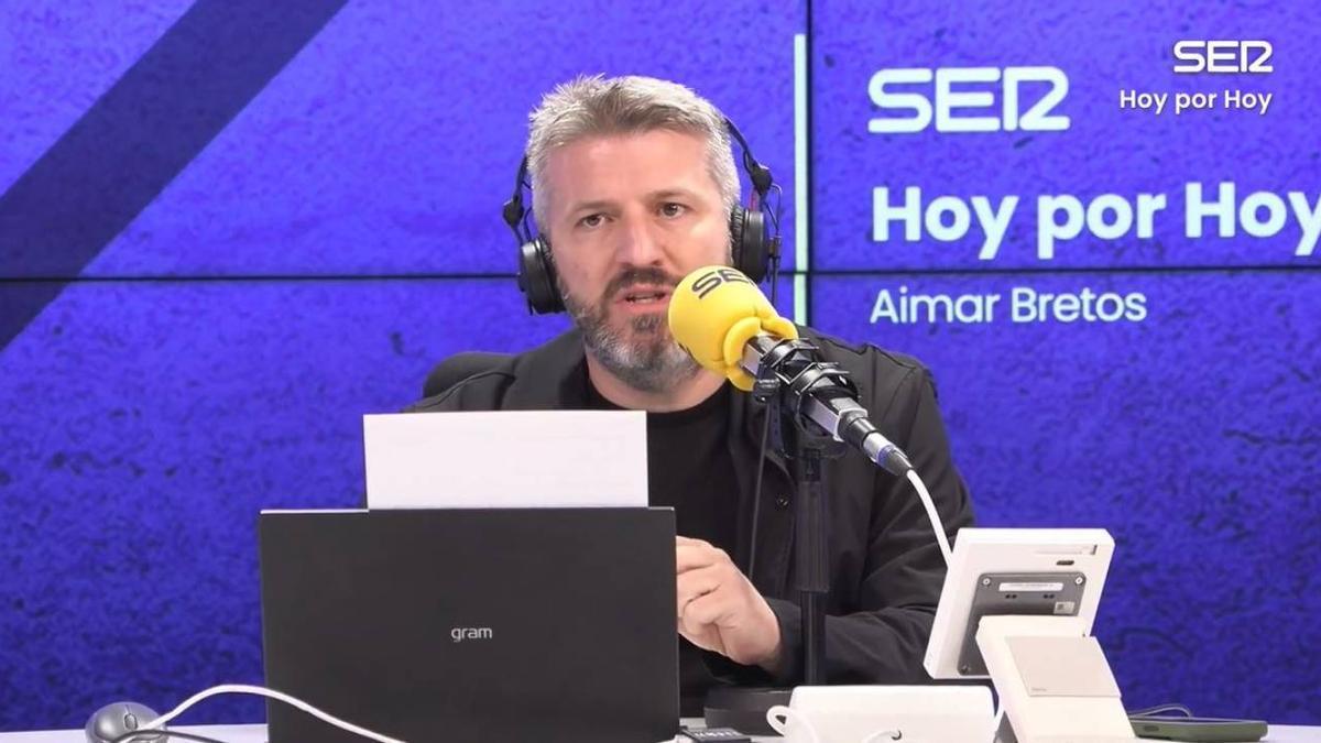 Aimar Bretos durante la emisión de 'Hoy por hoy'