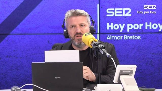 Aimar Bretos durante la emisión de 'Hoy por hoy'