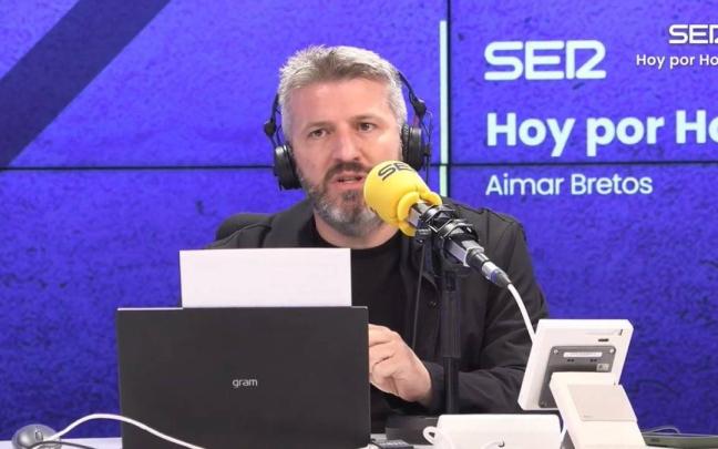 Aimar Bretos durante la emisión de 'Hoy por hoy'