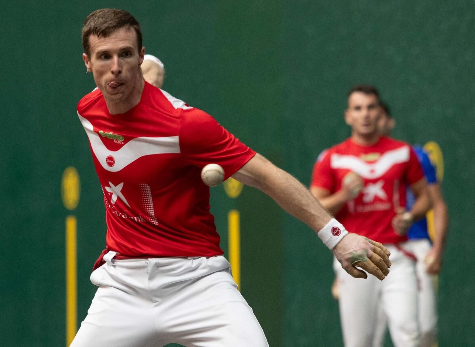 Artola ejecuta un saque.