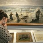 Una joven observa unas obras procedentes del Museo de Bellas Artes de Bilbao