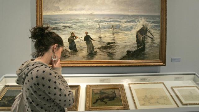 Una joven observa unas obras procedentes del Museo de Bellas Artes de Bilbao Una joven observa unas obras procedentes del Museo de Bellas Artes de Bilbao