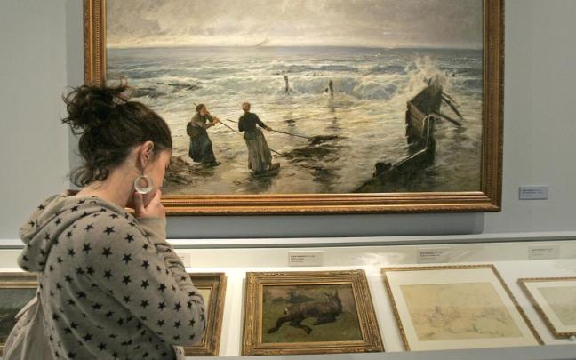 Una joven observa unas obras procedentes del Museo de Bellas Artes de Bilbao Una joven observa unas obras procedentes del Museo de Bellas Artes de Bilbao