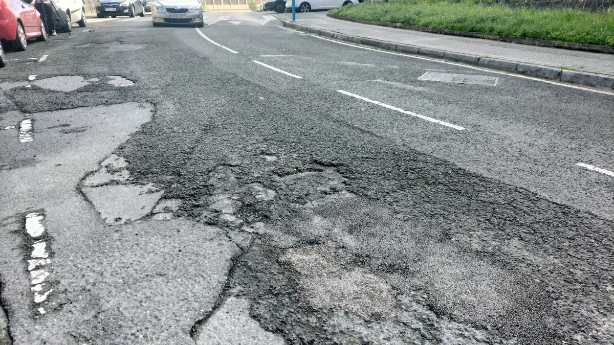 El vial principal de Las Acacias presenta un asfalto muy deteriorado