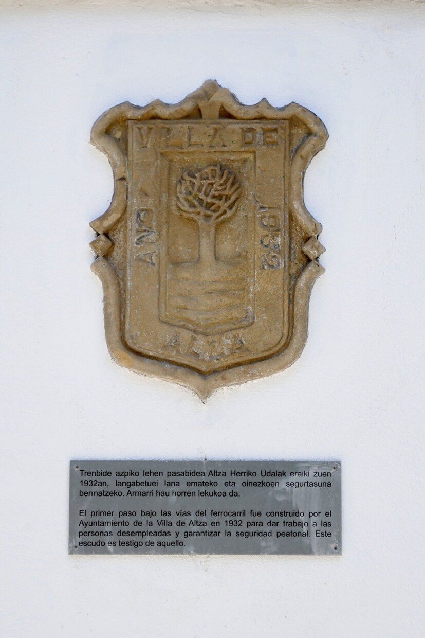 Escudo histórico de Altza recolocado junto a la estación.