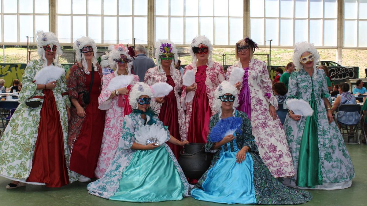 Grupo de amigas disfrazadas de Carnaval de Venecia