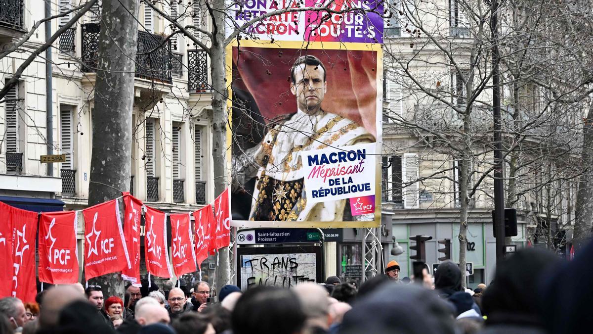 Varios manifestantes se movilizan contra la reforma de las pensiones de Macron.