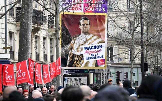 Varios manifestantes se movilizan contra la reforma de las pensiones de Macron. Varios manifestantes se movilizan contra la reforma de las pensiones de Macron.