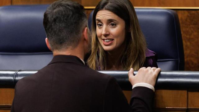 Irene Montero charla con Rufián, en una imagen de archivo en el Congreso.