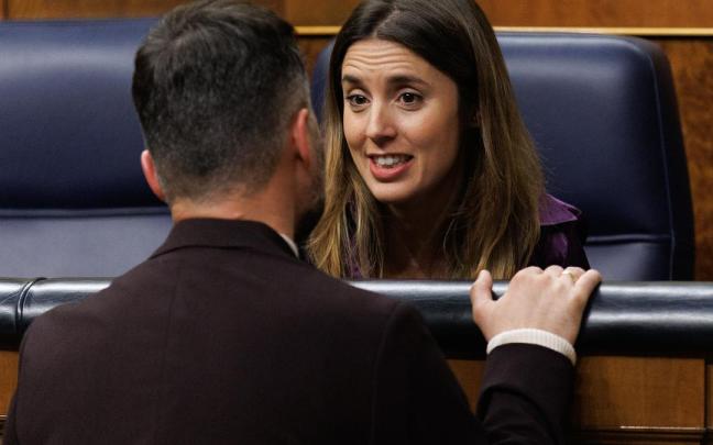Irene Montero charla con Rufián, en una imagen de archivo en el Congreso.