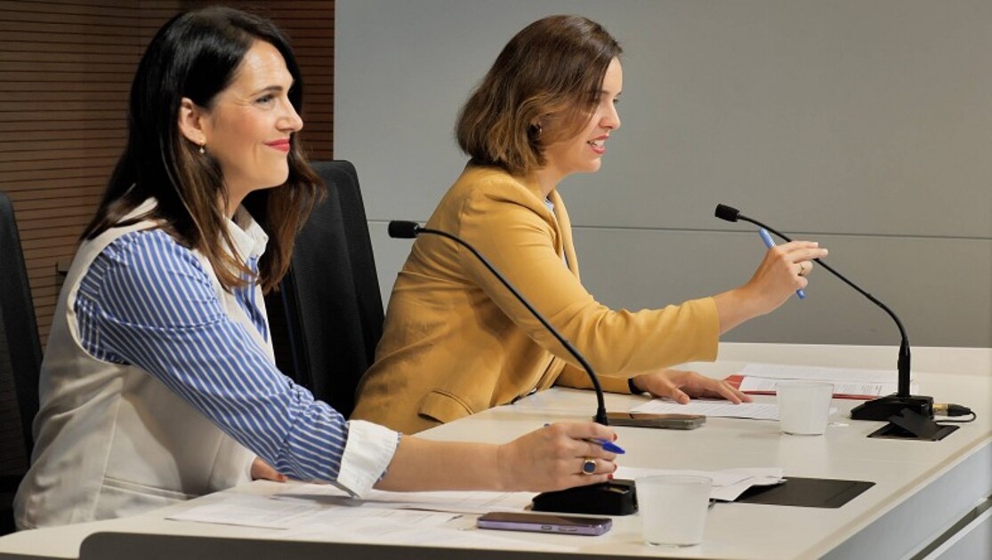 Leixuri Arrizabalaga e Itxaso Berrojalbiz, durante la rueda de prensa.