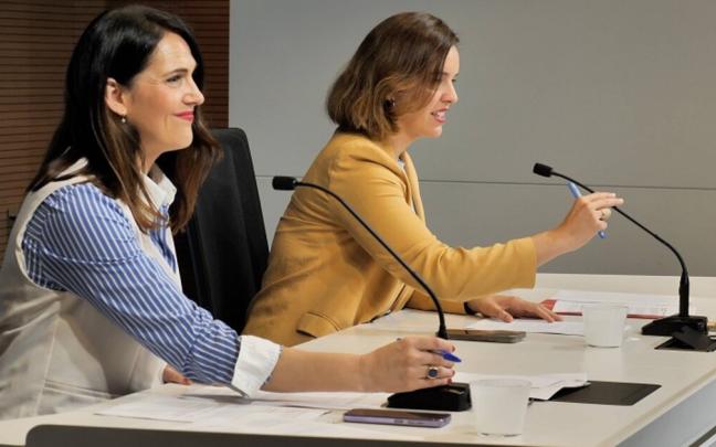 Leixuri Arrizabalaga e Itxaso Berrojalbiz, durante la rueda de prensa.