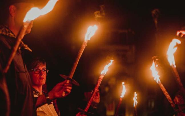 Una vez más se celebrará el paseo ceremonial con el tradicional apagón de luces y alumbrado con antorchas en la calle 31 de Agosto Una vez más se celebrará el paseo ceremonial con el tradicional apagón de luces y alumbrado con antorchas en la calle 31 de Agosto