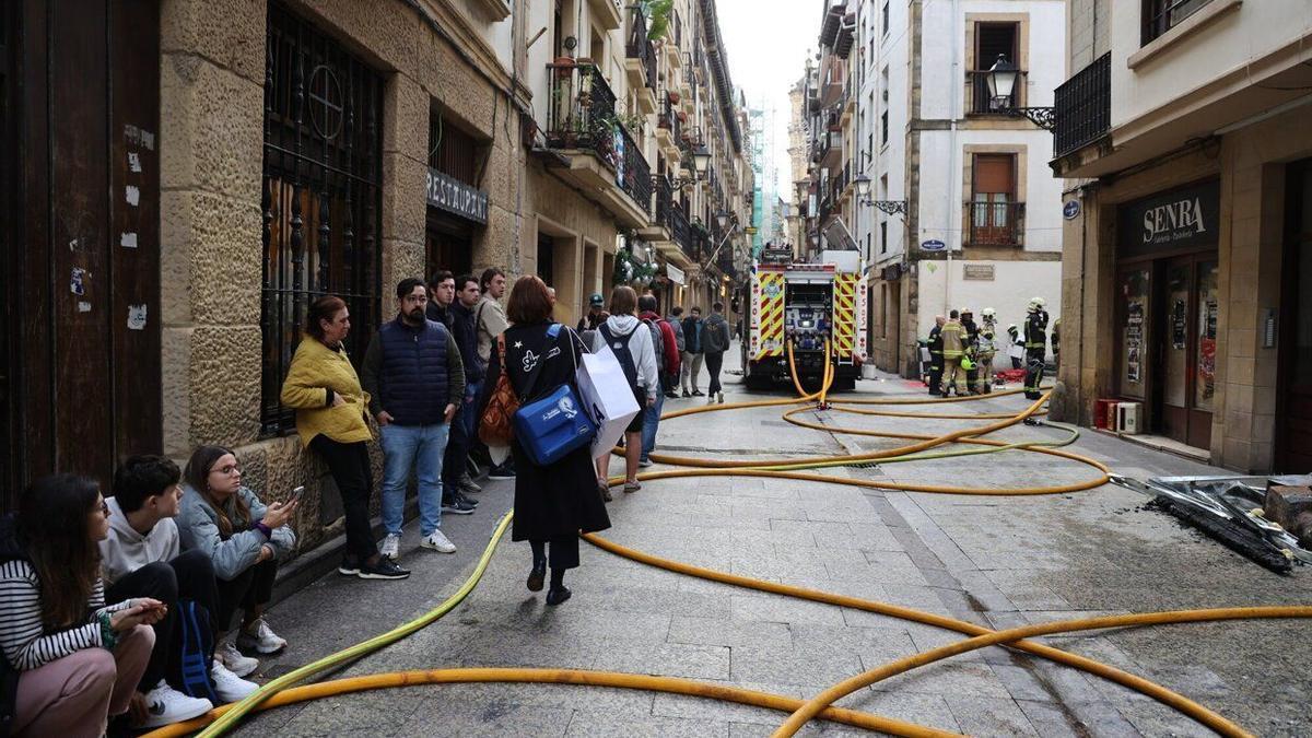 Los vecinos afectados por el incendio del bar Senra pueden volver a sus casas. IKER AZURMENDI