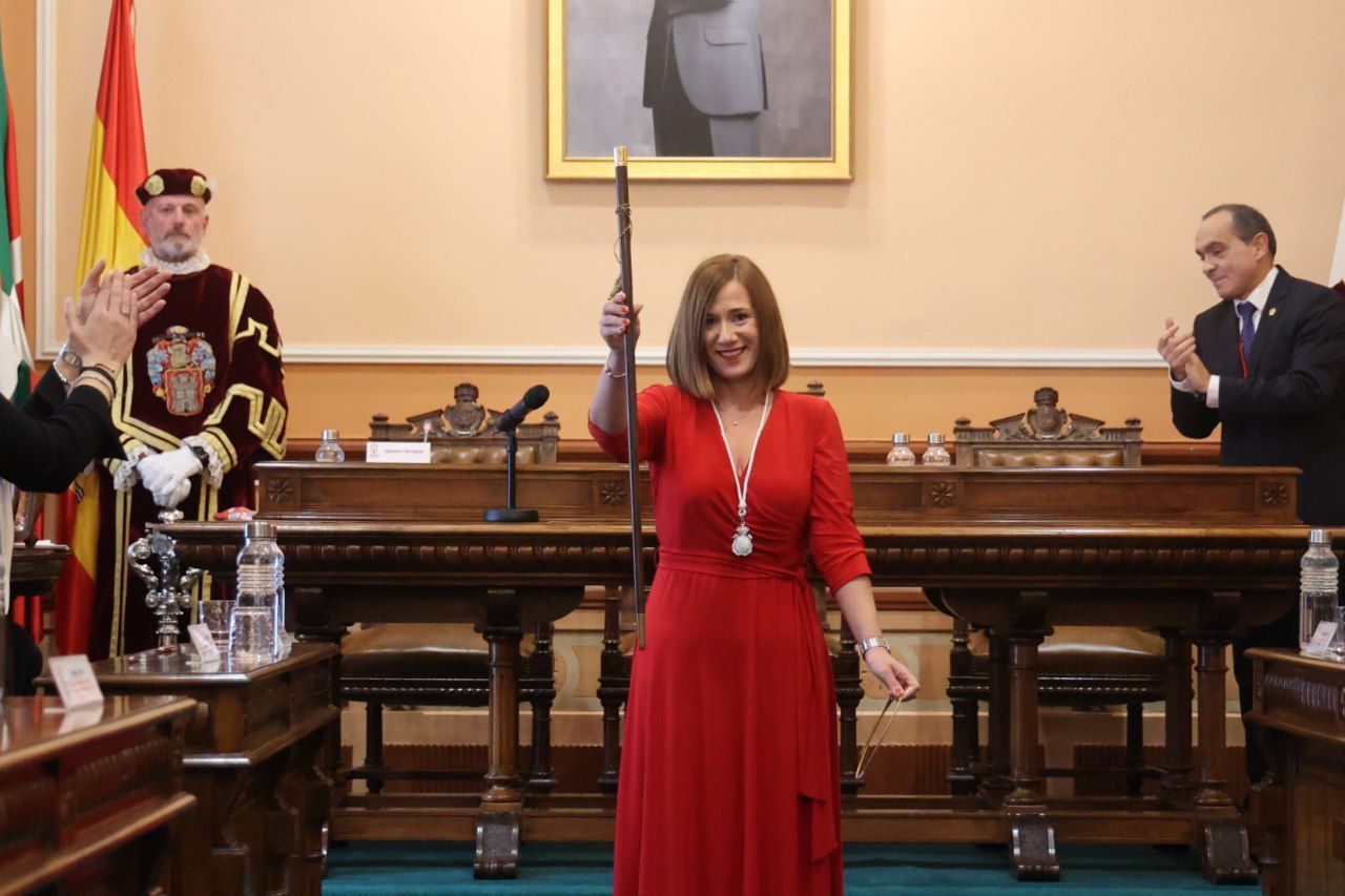Momento en el que Cristina Laborda ha levantado, esta mañana, el bastón de mando como nueva alcaldesa de Irun / IKER AZURMENDI