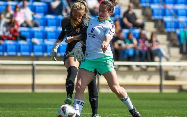 Valero lucha un balón en el partido ante el Barcelona B Valero lucha un balón en el partido ante el Barcelona B