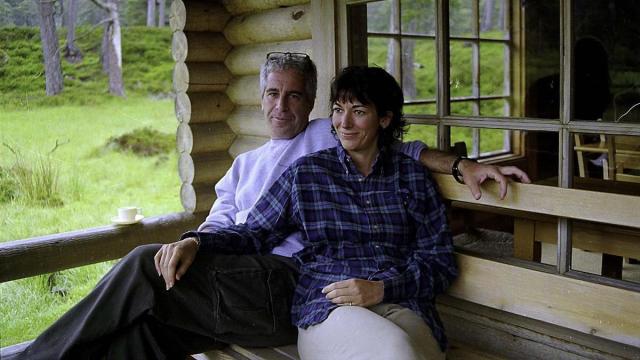 Jeffrey Epstein y Ghislaine Maxwell durante unas vacaciones en Escocia.