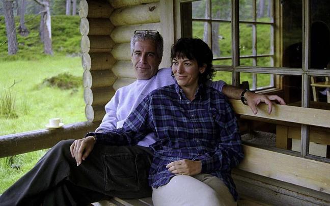 Jeffrey Epstein y Ghislaine Maxwell durante unas vacaciones en Escocia.