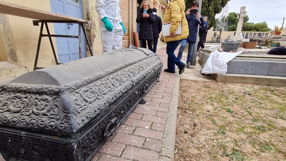 El féretro abierto este martes en Tudela, de zinc y con un cristal pequeño, como el que llegó en 1921 y se abrió en diciembre de 1955.