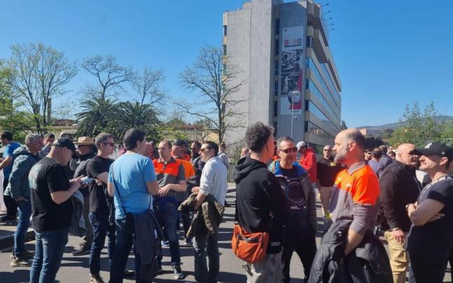 Concentración de la plantilla dela planta Bridgestone de Basauri durante la primera jornada de huelga Concentración de la plantilla dela planta Bridgestone de Basauri durante la primera jornada de huelga