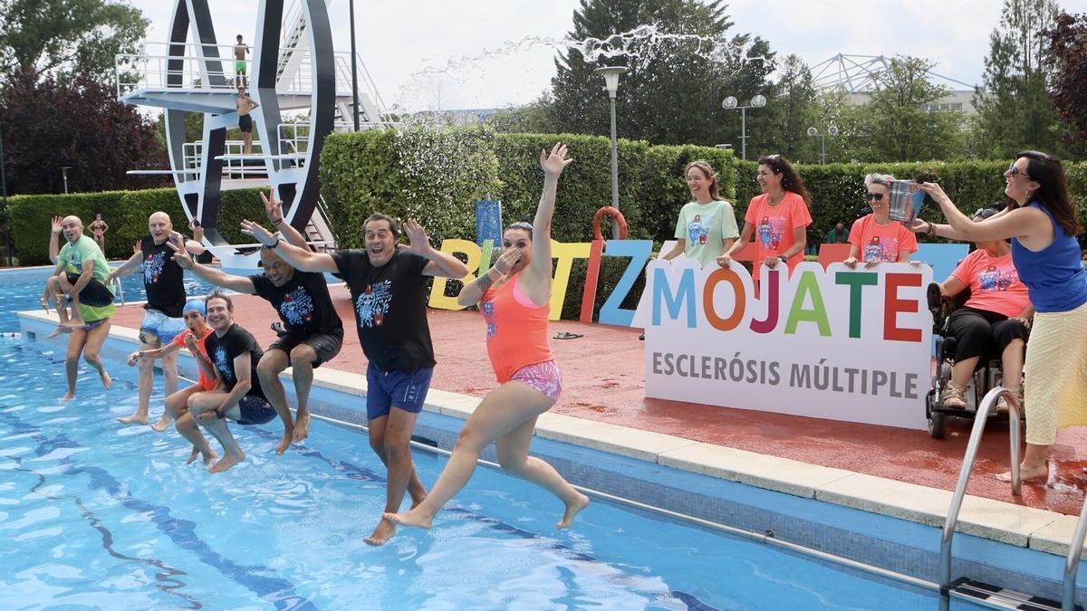 Acto central de la 28º edición de la campaña 'Mójate-Busti zaitez' contra la esclerosis múltiple.