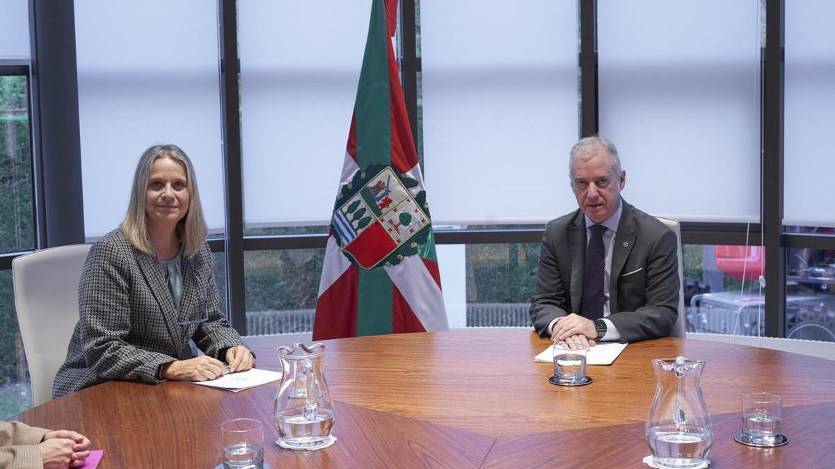 La directora del Comité español de UNRWA, Raquel Martí, y el lehendakari, Iñigo Urkullu, durante su reunión.