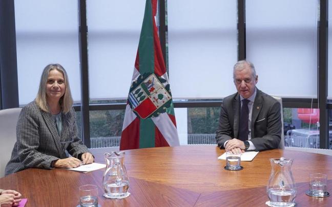 La directora del Comité español de UNRWA, Raquel Martí, y el lehendakari, Iñigo Urkullu, durante su reunión.