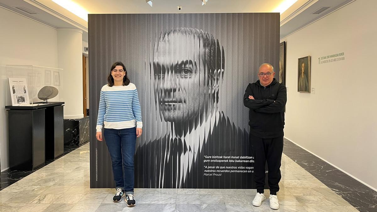 Nuria Alzaga, delegada de Cultura, y Pedro Usabiaga, comisario de la exposición 'Ramón Esparza, retorno al Bidasoa'.