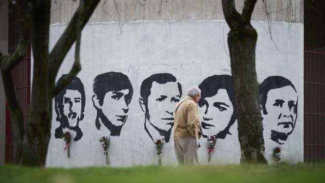 Mural con el retrato de los cinco fallecidos en los sucesos del 3 de marzo de 1976 en Gasteiz.