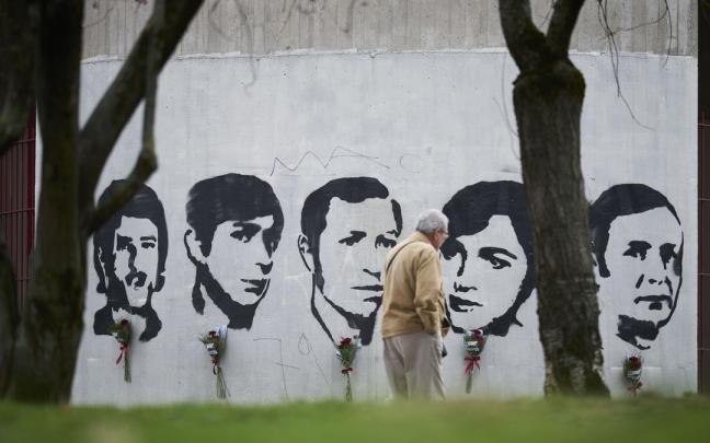 Mural con el retrato de los cinco fallecidos en los sucesos del 3 de marzo de 1976 en Gasteiz.