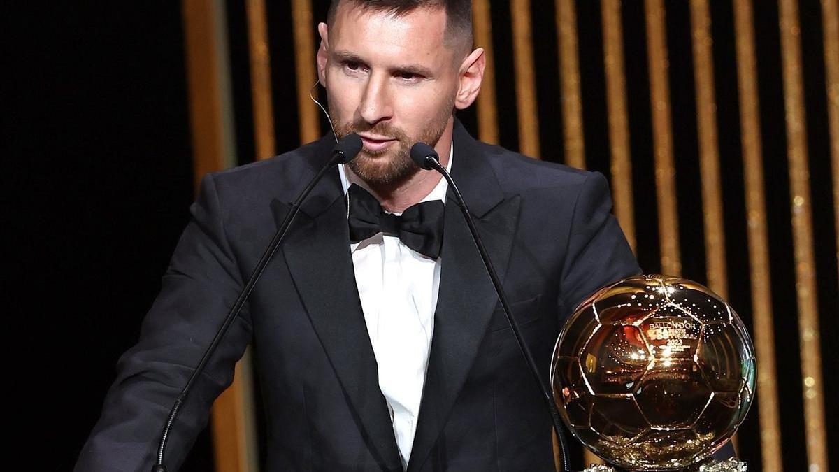 Leo Messi posando con su 8º balón de oro