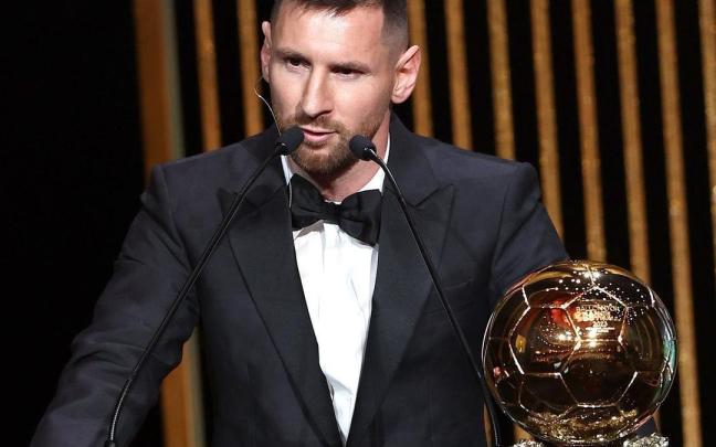 Leo Messi posando con su 8º balón de oro Leo Messi posando con su 8º balón de oro