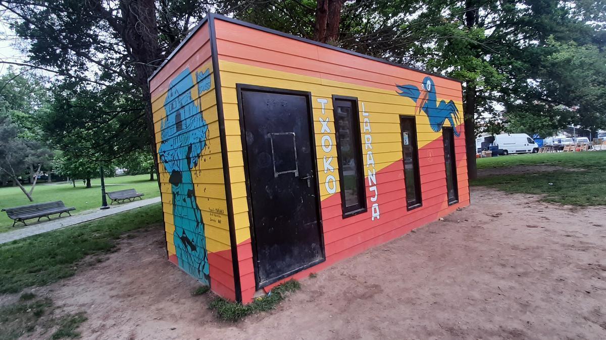 Caseta que alberga en el parque de Amurrio el rincón de lectura estival Txoko Laranja