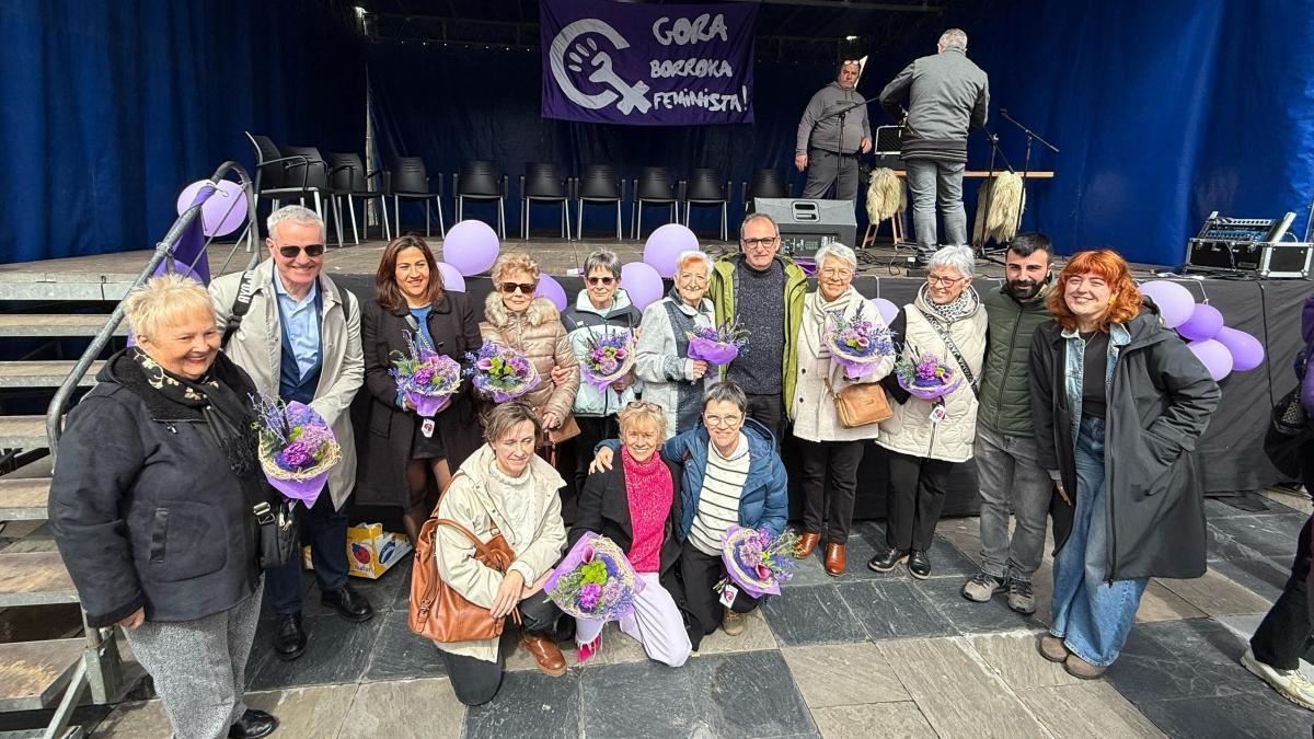 Las homenajeadas, junto a representantes del Ayuntamiento