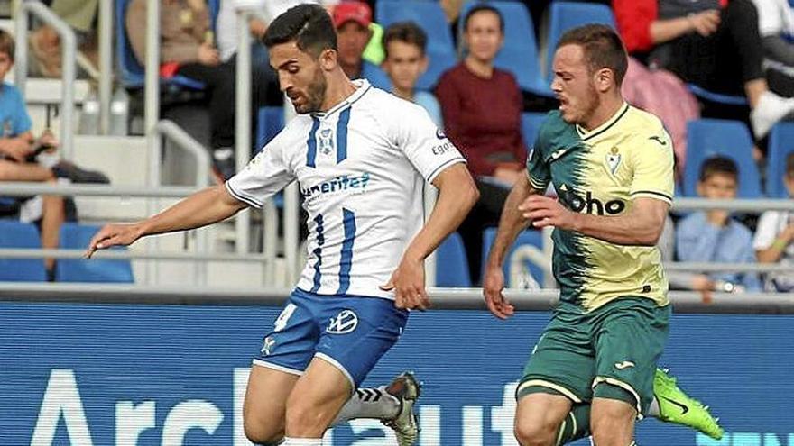 Bautista presiona a un rival en el duelo que el Tenerife y el Eibar jugaron ayer en el Heliodoro Rodríguez López. | FOTO: LALIGA